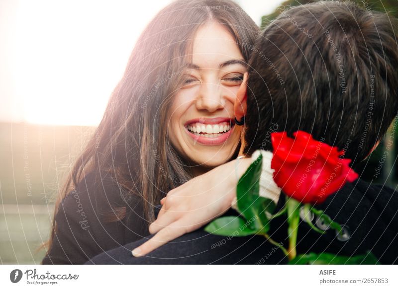 Ein glückliches Paar umarmt sich gegenseitig. Freude Glück schön Winter Feste & Feiern Valentinstag Frau Erwachsene Mann Hand Herbst Blume Mantel Küssen Lächeln