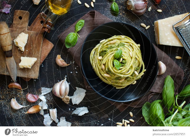 Spaghetti-Nudeln mit Pesto-Sauce Käse Kräuter & Gewürze Mittagessen Abendessen Vegetarische Ernährung Diät Gabel Blatt dunkel frisch oben grün schwarz Tradition