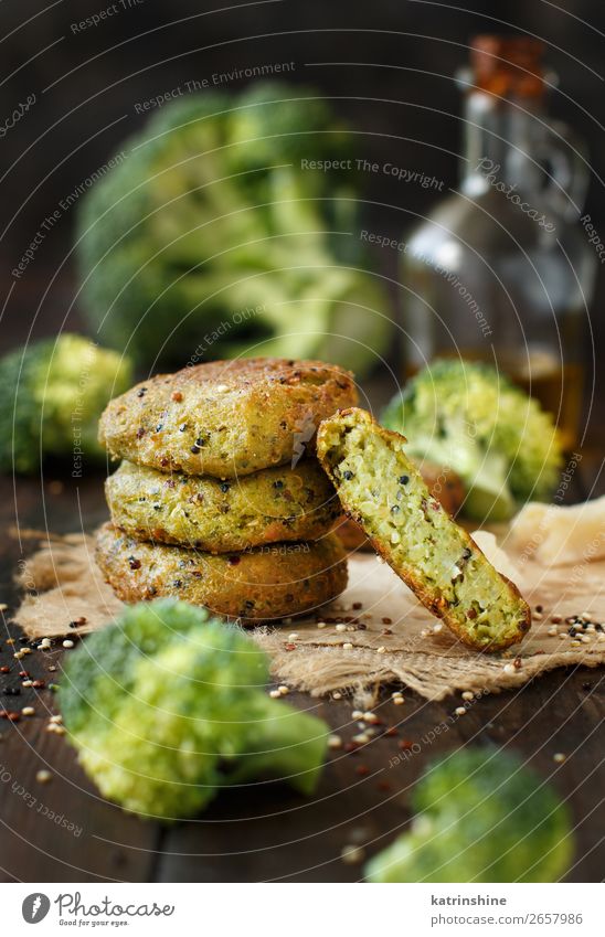 Gebratene vegetarische Brokkoli- und Quinoa-Burger Gemüse Abendessen Vegetarische Ernährung Diät Gabel Holz dunkel braun grün Amuse-Gueule Schnitzel Speise