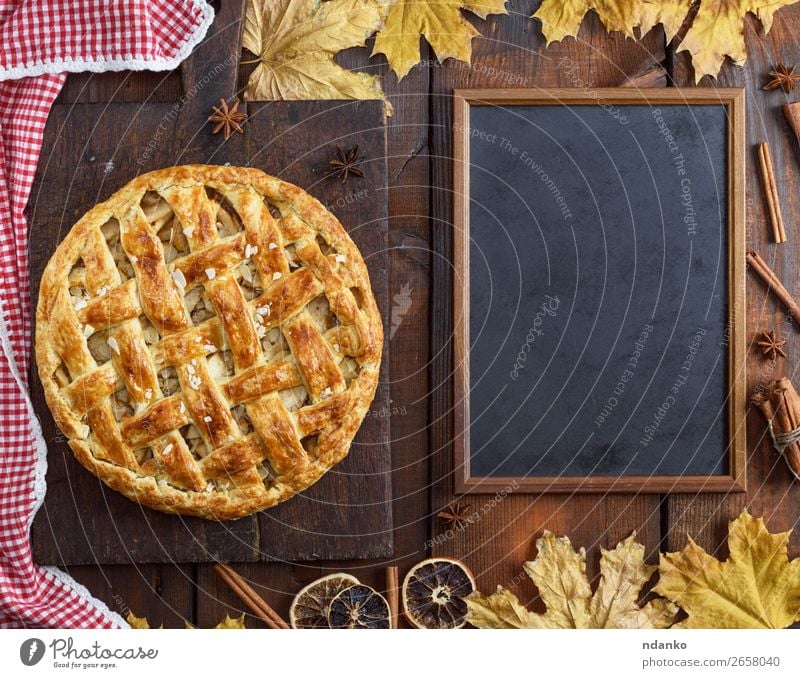leere schwarze Kreidetafel und gebackener ganzer Obstkuchen Frucht Apfel Kuchen Dessert Süßwaren Tisch Küche Tafel Herbst Blatt Holz Essen frisch oben braun