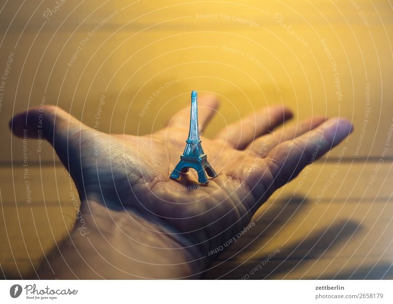 Eiffelturm Tour d'Eiffel Hand Handfläche festhalten zeigen Präsentation Paris Souvenir Wahrzeichen Frankreich Tourismus Spielzeug Nachbildung klein