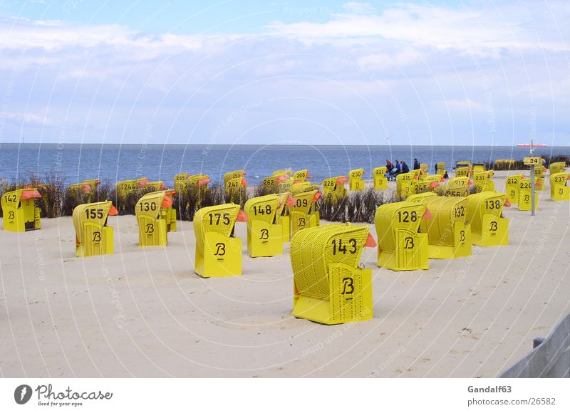 Cuxiland-Impressionen 4 Cuxhaven Strandkorb gelb Europa stehen Perspektive Sand