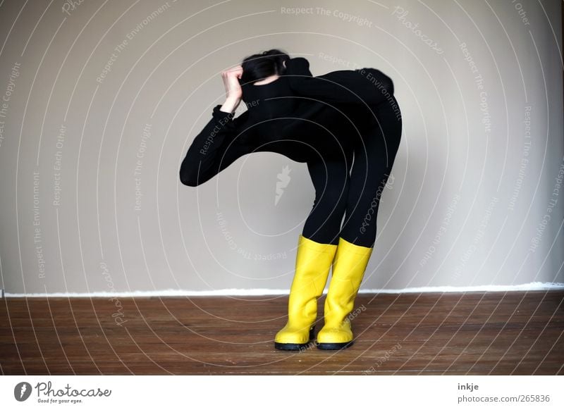 Nonverbal kommunizieren Lifestyle Raum Leben Körper 1 Mensch Pullover Strumpfhose Gummistiefel beobachten machen Blick stehen außergewöhnlich Coolness gelb