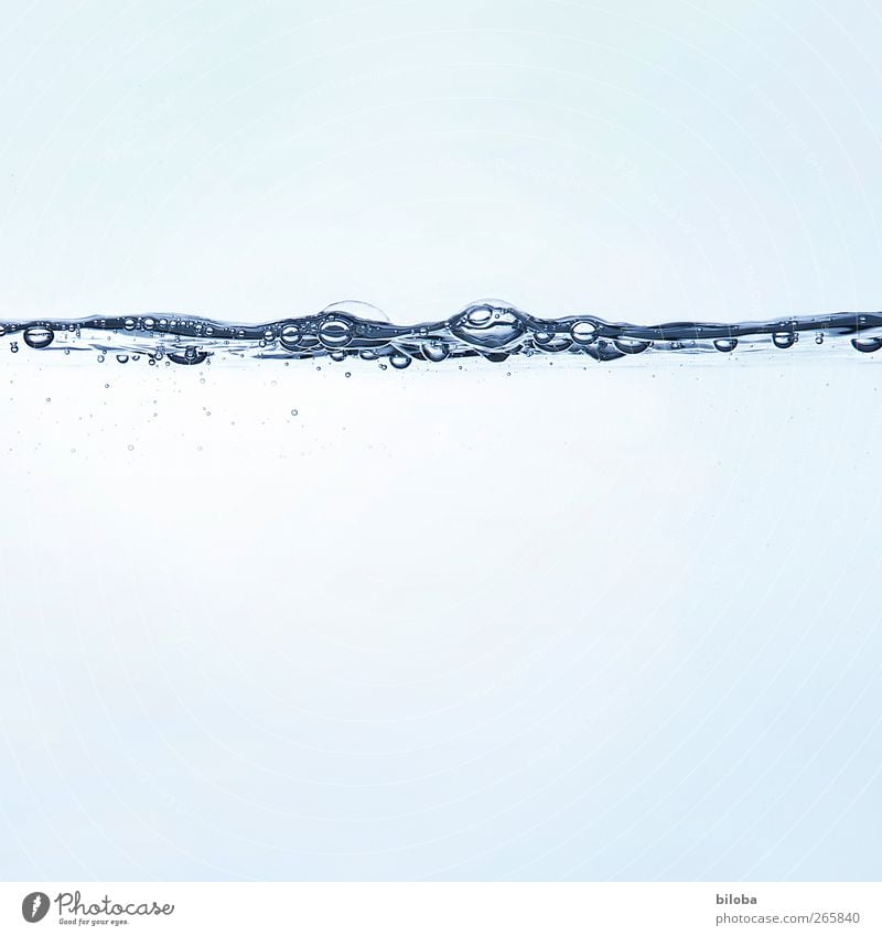 Klares, sauberes Trinkwasser Wasser Tafelwasser Luftblase blasen Blase Urelemente transparent durchsichtig Quelle liquid Sommer Gesundheit Flüssigkeit frisch