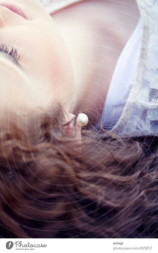 Detail I feminin Junge Frau Jugendliche Haare & Frisuren 1 Mensch 18-30 Jahre Erwachsene Accessoire Schmuck Ohrringe Perle brünett Locken schön Farbfoto