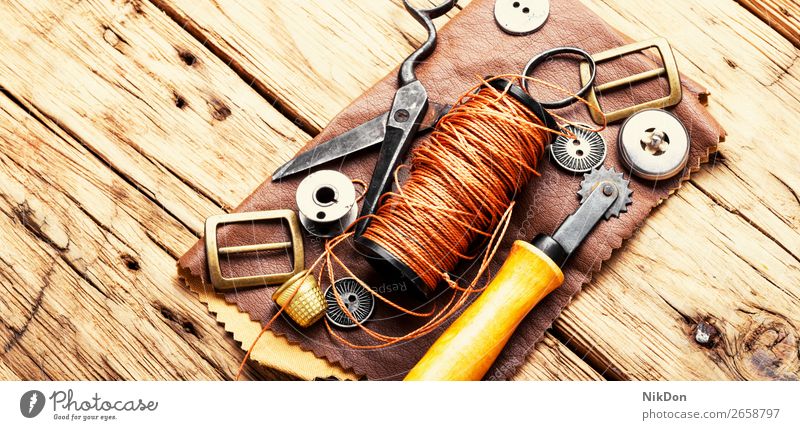 Werkzeuge für das Lederhandwerk Handwerk handgefertigt manuell Arbeit Werkstatt Basteln Schuster Reparatur alt Hobby Herstellung Kunsthandwerker retro