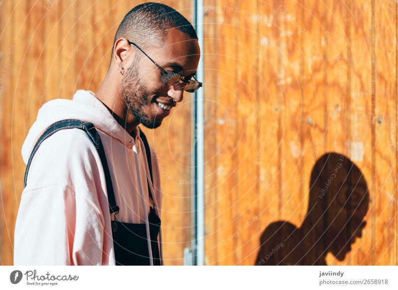 Junger schwarzer Mann trägt Freizeitkleidung und Sonnenbrille im Freien. Lifestyle Glück schön Mensch maskulin Junger Mann Jugendliche Erwachsene 1 18-30 Jahre