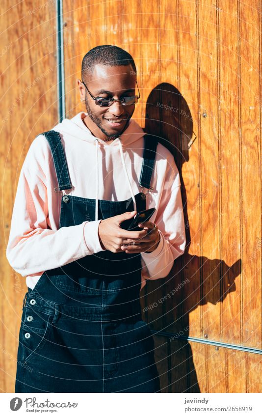 Junger schwarzer Mann nutzt Smartphone im Freien Lifestyle Glück schön Telefon PDA Technik & Technologie Mensch maskulin Junger Mann Jugendliche Erwachsene 1