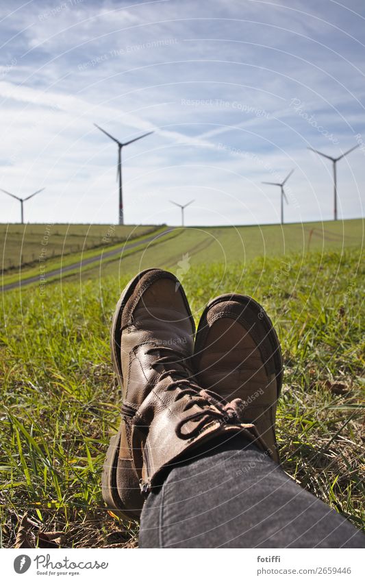 Zukunft Stiefel Windkraftanlage Strom Energie wandern ruhen schweifen Umweltschutz Erneuerbare Energie Energiewirtschaft Elektrizität umweltfreundlich
