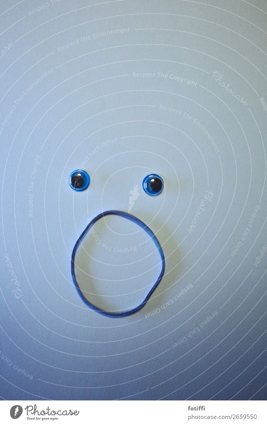 EMPÖRUNG Empörung Wackelaugen Gummiband Gesicht spielerisch Unfug Momentaufnahme offener mund blaues Auge Gefühlsausdruck