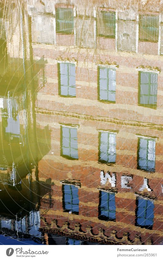 Reflection. Kleinstadt Stadt Hafenstadt Traumhaus Fabrik Brücke Architektur Fassade Balkon Fenster braun Kanal Fluss Reflexion & Spiegelung Wasser Wand
