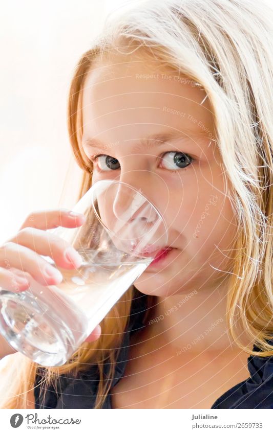 Kaukasisches Mädchen trinkt Wasser Essen trinken Lifestyle Kind Schulkind Frau Erwachsene Kindheit blond blau weiß Vorschulkind Kaukasier Europäer acht neun