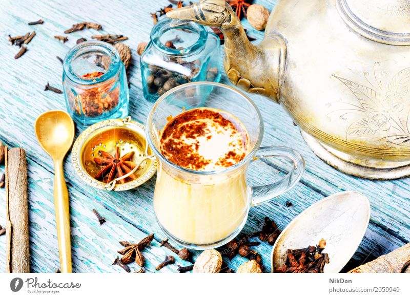 Masala-Tee mit Gewürzen masala Tasse Bestandteil melken Anis Zimt trinken Ingwer Wasserkessel Getränk Chai Gesundheit Inder kleben Glas warm organisch gewürzt