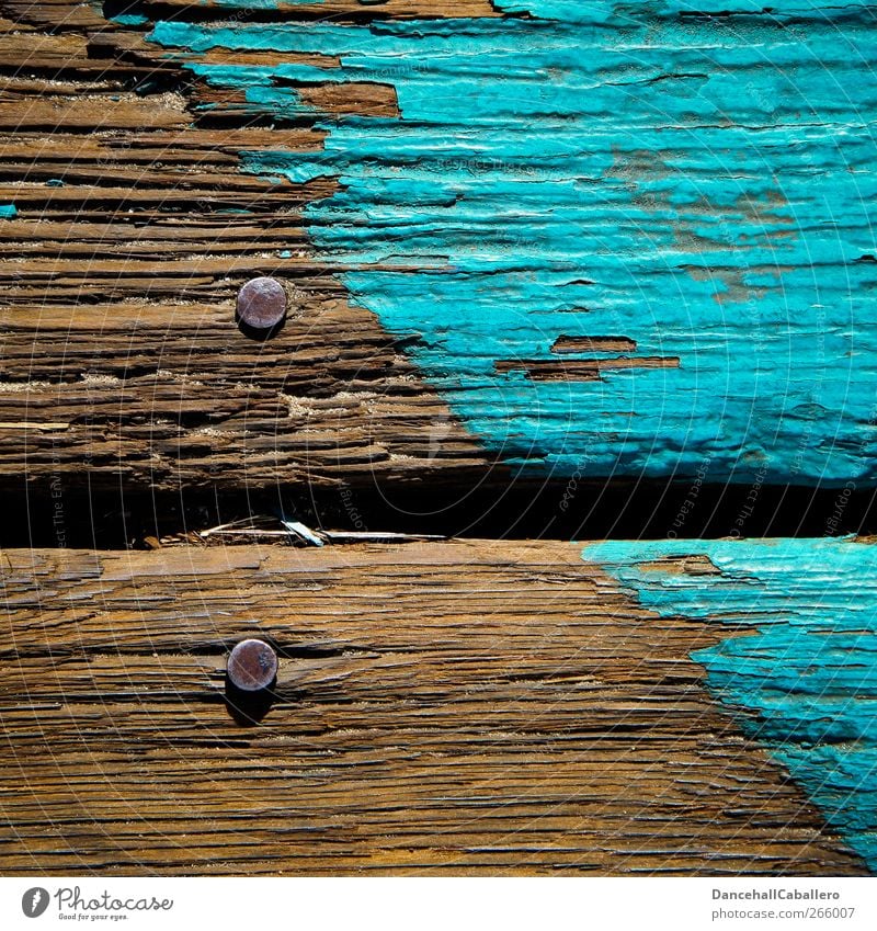 CA l altes Holz einfach einzigartig kaputt braun Farbe Symmetrie Verfall Vergänglichkeit türkis abblättern graphisch diagonal Linie Holzfußboden Nagel Holzbrett