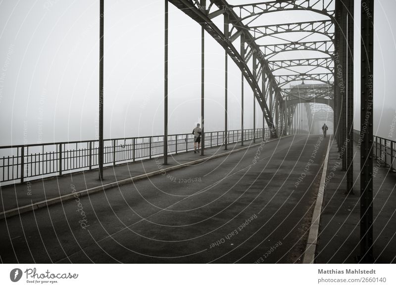 Brücke im Nebel Fahrradfahren Joggen Mensch 2 Umwelt Natur Klima Berlin Personenverkehr Straße laufen Stadt grau schwarz weiß Einsamkeit anstrengen Bewegung