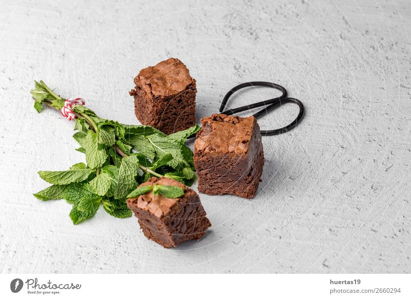 Schokoladenbrownie mit Minze Lebensmittel Dessert Süßwaren Frühstück Kunst frisch lecker oben braun weiß Brownie Essen: Dessert gebastelt Hintergrund süß Kuchen