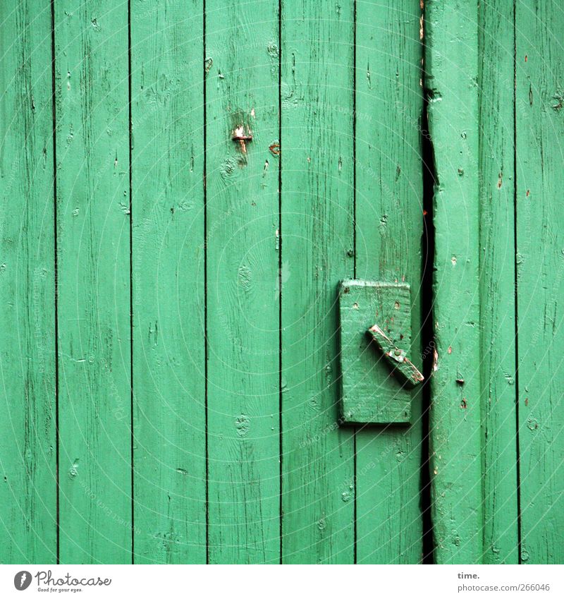 Handarbeit Schließmechanismus Verschluss Hütte Tür Holz dreckig einfach grün einzigartig Präzision ruhig Stimmung Verfall Wandel & Veränderung Bauernhof