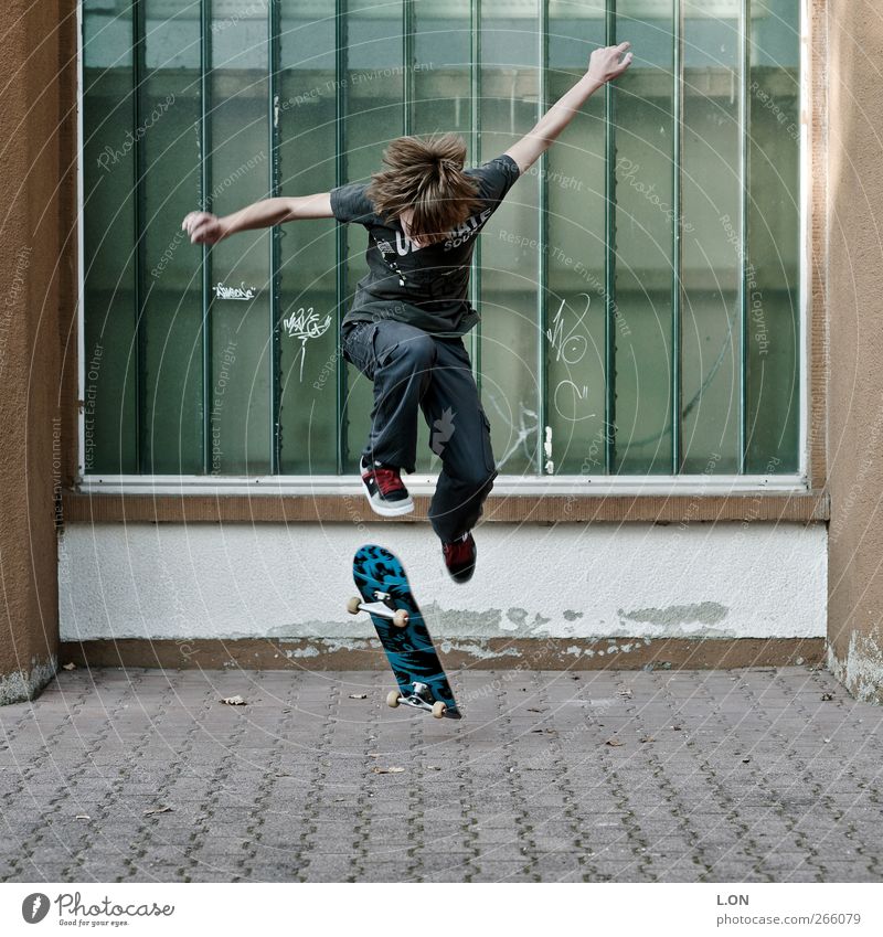 jump Freizeit & Hobby Inline Skating Skateboarding Mensch maskulin Junger Mann Jugendliche 1 T-Shirt Jeanshose Turnschuh brünett springen sportlich Coolness