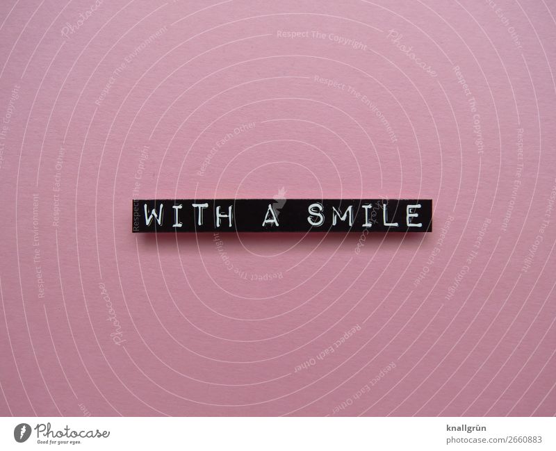 With a smile Lächeln Freundlichkeit positiv Fröhlichkeit Optimismus Lebensfreude Freude Mensch Zufriedenheit lachen Gefühle Farbfoto rosa schwarz weiß