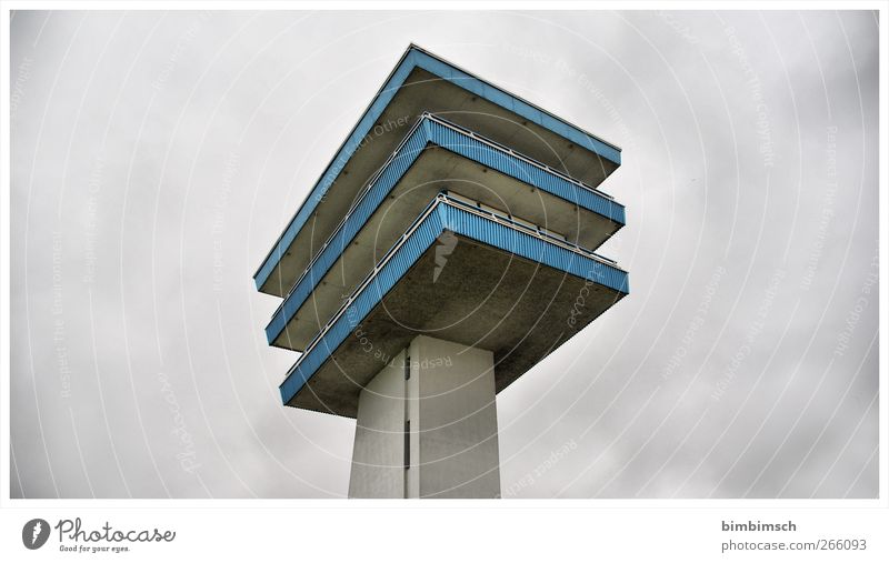 Towowower Wolken Menschenleer Turm Bauwerk Gebäude Aussichtsturm Fassade Lankenauer Höft eckig blau grau Farbfoto Außenaufnahme Textfreiraum links