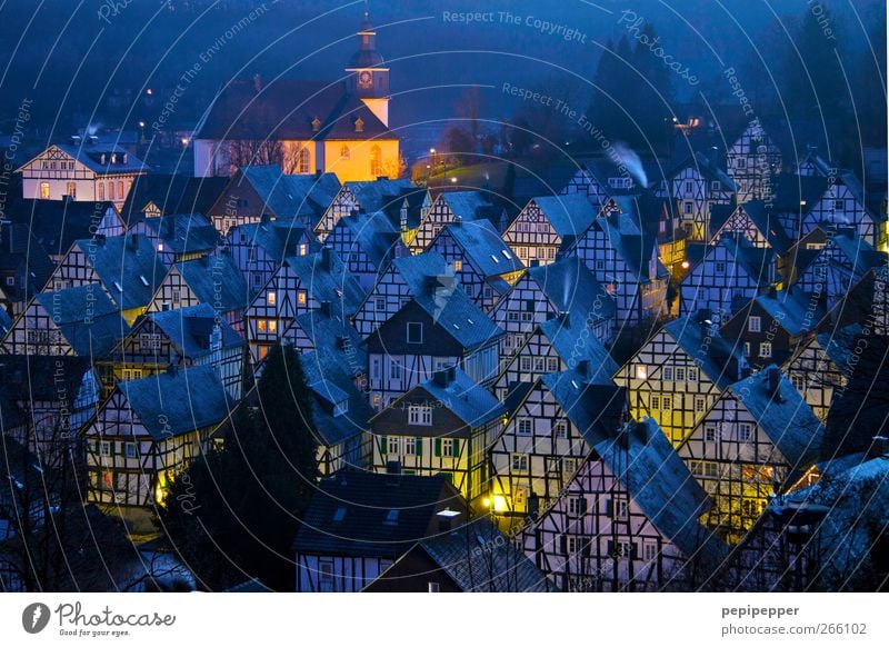 Zeitreise Haus Dorf Dach Sehenswürdigkeit historisch blau gelb Außenaufnahme Menschenleer Abend Dämmerung Licht Silhouette Reflexion & Spiegelung