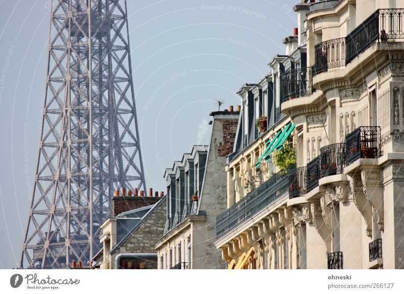 Aussichten Paris Bauwerk Gebäude Architektur Fassade Balkon Fenster Sehenswürdigkeit Wahrzeichen Tour d'Eiffel Farbfoto Außenaufnahme Tag Sonnenlicht