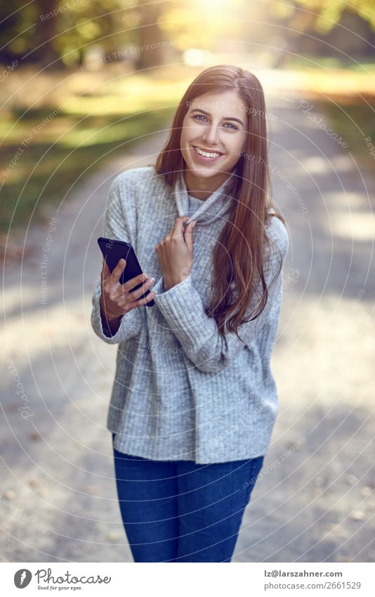 Frau mit Smartphone im Park Lifestyle Glück schön lesen Sommer Telefon PDA Technik & Technologie Internet Erwachsene 1 Mensch 18-30 Jahre Jugendliche Medien