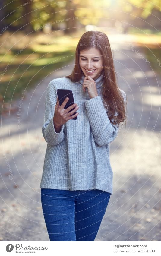 Frau mit Smartphone im Park Lifestyle Glück schön lesen Sommer Telefon PDA Technik & Technologie Internet Erwachsene 1 Mensch 18-30 Jahre Jugendliche Medien