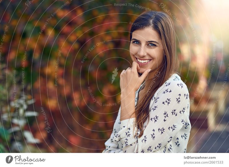 Attraktive junge Frau in einer bunten Herbststraße Glück Erwachsene 1 Mensch 18-30 Jahre Jugendliche Blatt Straße Mode brünett Lächeln lachen Fröhlichkeit klug