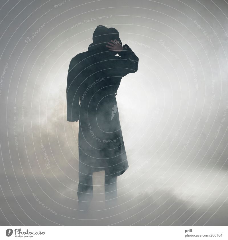 Woman wearing trench coat and standing in fog exotisch Mensch Nebel Mantel Hut Rauch beobachten stehen warten einfach Vorfreude Vertrauen Gelassenheit