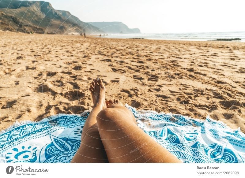 Gebräunte Beine von Frauen am Strand in Portugal Lifestyle elegant Stil exotisch Freude schön Körper Haut Erholung Freizeit & Hobby Ferien & Urlaub & Reisen