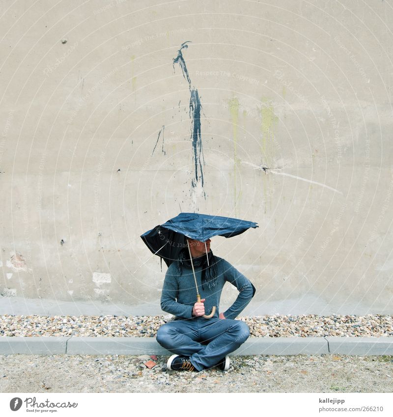 shitstorm Mensch maskulin Mann Erwachsene 1 Kunst Regen Mauer Wand Jeanshose Pullover Schal Regenschirm Turnschuh Graffiti hocken dreckig Farbstoff Farbfleck