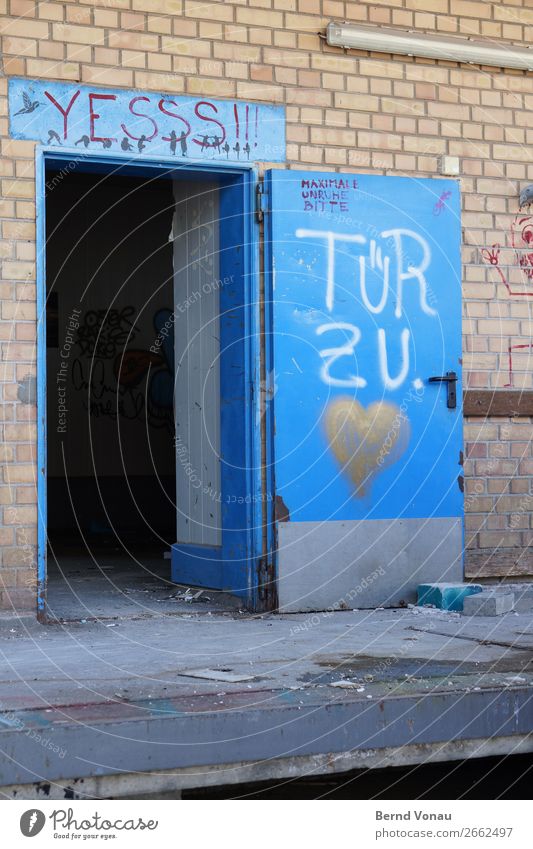 . es zieht Freiburg im Breisgau Stadt Haus Gebäude Mauer Wand Fassade Tür dreckig kaputt blau Herz Graffiti Industrieanlage yes offen leer abrissreif Rampe