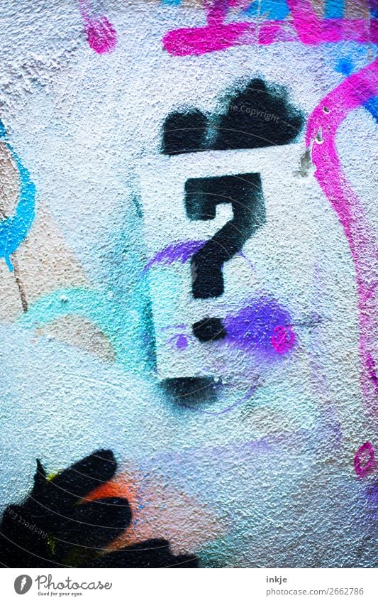 Frage Lifestyle Graffiti Menschenleer Mauer Wand Fassade Zeichen Schriftzeichen Fragezeichen rosa schwarz Fragen Farbfoto mehrfarbig Außenaufnahme Nahaufnahme
