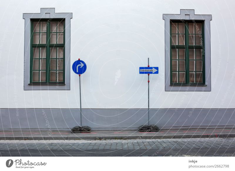 Augsburg Stadt Altstadt Menschenleer Mauer Wand Fassade Fenster Sprossenfenster Verkehrswege Straßenverkehr Verkehrszeichen Verkehrsschild Bürgersteig