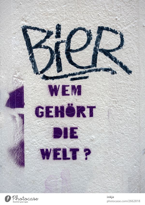 Frage und Antwort Bier Lifestyle Mauer Wand Fassade Zeichen Schriftzeichen Graffiti Fragezeichen Fragen lustig violett schwarz weiß Gefühle Stimmung Erde