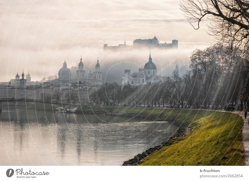 Salzburg im Nebel Wolken Herbst Wetter Stadt Stadtzentrum Altstadt Skyline Kirche Dom Burg oder Schloss Sehenswürdigkeit Wahrzeichen Stimmung Tourismus