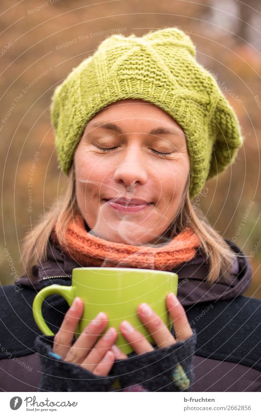 Heißer Tee Kaffeetrinken Getränk Heißgetränk Glühwein Tasse Gesunde Ernährung harmonisch Wohlgefühl Sinnesorgane Erholung Frau Erwachsene Gesicht Hand Finger 1