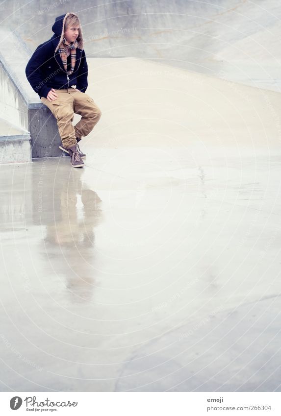 Freiraum maskulin Junger Mann Jugendliche 1 Mensch 18-30 Jahre Erwachsene Mode Jacke Beton Reflexion & Spiegelung Regen Farbfoto Außenaufnahme