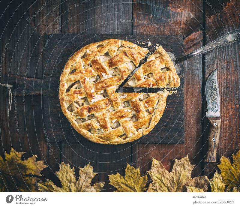 klassischer amerikanischer Apfelkuchen Frucht Dessert Süßwaren Ernährung Mittagessen Messer Tisch Herbst Holz Essen frisch lecker natürlich braun gold weiß