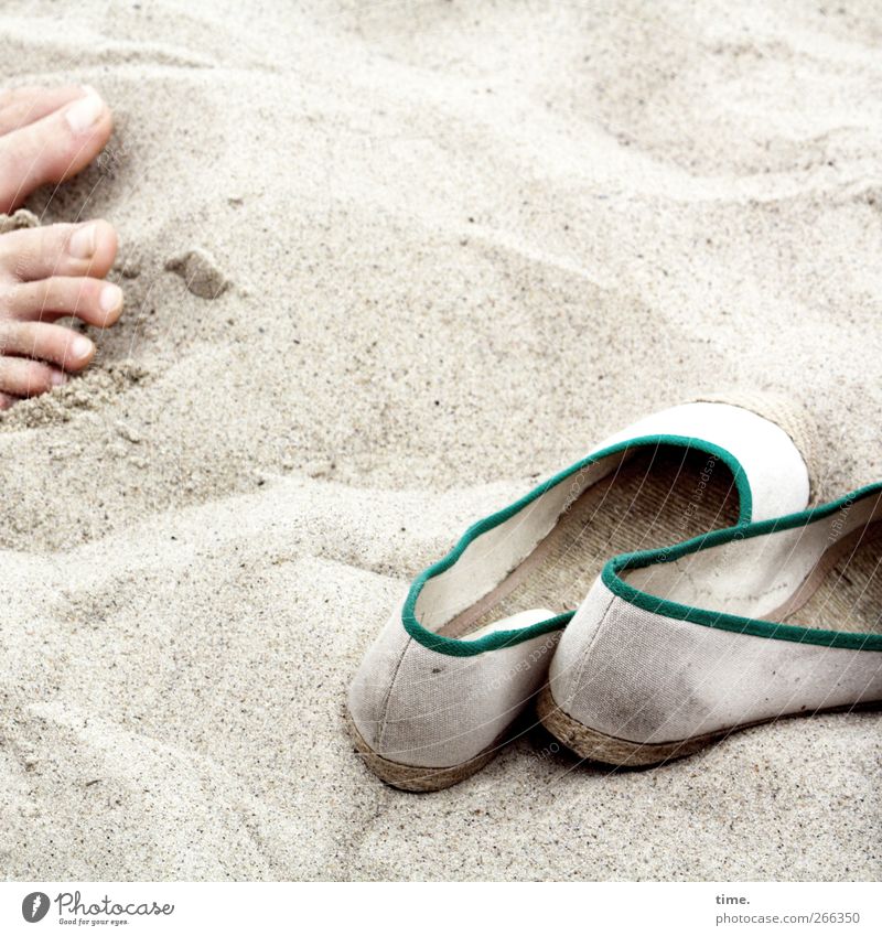 KI09 | Sandbad Fuß 1 Mensch Umwelt Strand Ostsee Schuhe Leinen Stoff Textilien Erholung Freude Gesundheit Idylle Lebensfreude Leichtigkeit