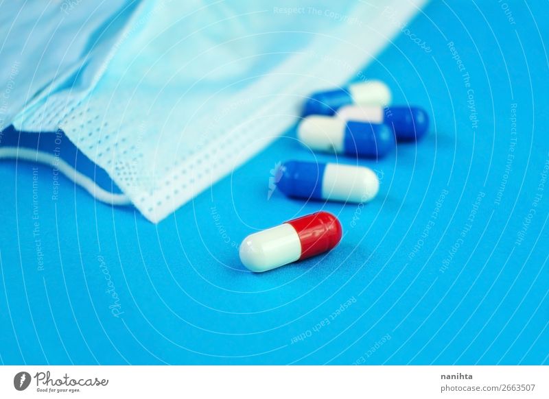 Ein detailliertes Makro von Pillen und Kapseln Design Gesundheit Gesundheitswesen Behandlung Krankheit Rauschmittel Medikament einfach Sauberkeit blau rot weiß