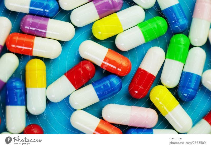 Ein detailliertes Makro von Pillen und Kapseln Design Gesundheit Gesundheitswesen Behandlung Krankheit Rauschmittel Medikament einfach hell klein mehrfarbig