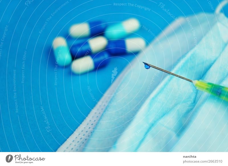 Ein detailliertes Makro einer Spritze und Pillen Design Gesundheit Gesundheitswesen Behandlung Krankheit Rauschmittel Medikament einfach blau weiß Farbe
