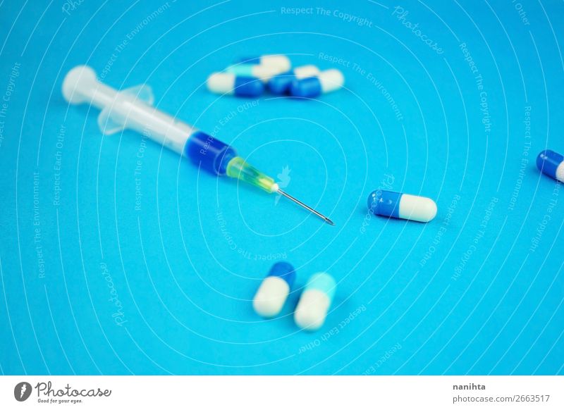 Ein detailliertes Makro einer Spritze bei Pillen mit Nadel Design Gesundheit Gesundheitswesen Behandlung Krankheit Rauschmittel Medikament eckig einfach klein