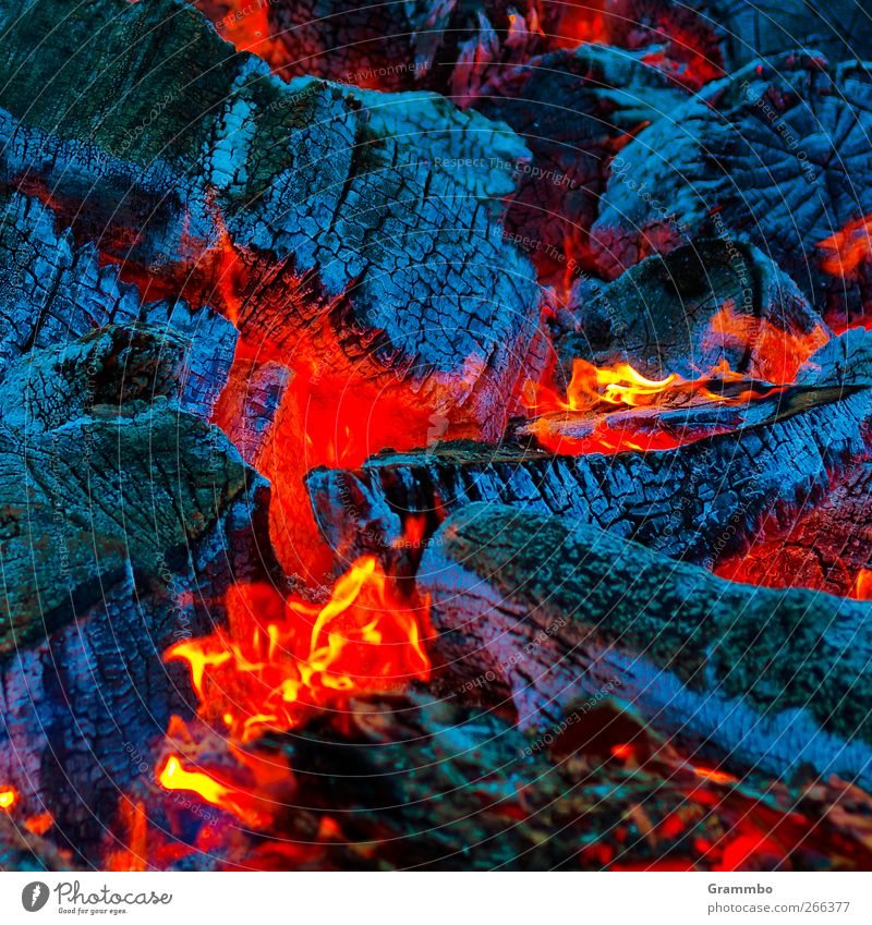 Osterfeuers Kern Feuer brennen Glut rot blau leuchten leuchtende Farben Flamme Wärme Feuerstelle Lagerfeuerstimmung Farbfoto Außenaufnahme Nahaufnahme