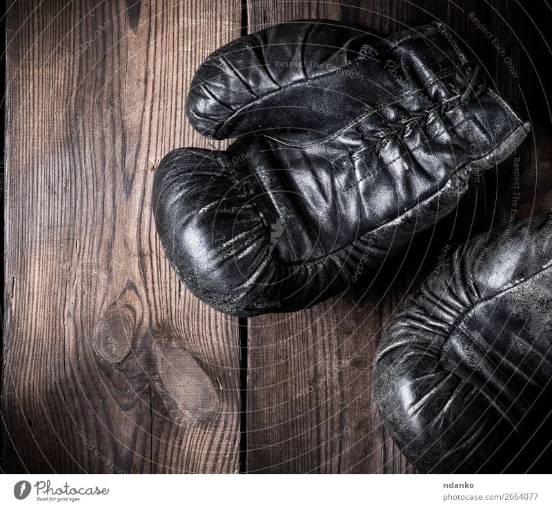 Paar alte Boxhandschuhe aus Leder Fitness Sport Handschuhe Holz retro braun schwarz Schutz Konkurrenz Aktion antik Antiquität Hintergrund Kasten Boxer Boxsport