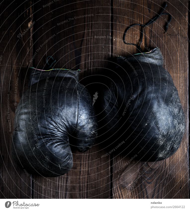 sehr alte schwarze Boxhandschuhe Fitness Sport Erfolg Leder Handschuhe Holz retro braun Schutz Konkurrenz Boxsport Hintergrund kämpfen Konsistenz Gerät Boxer
