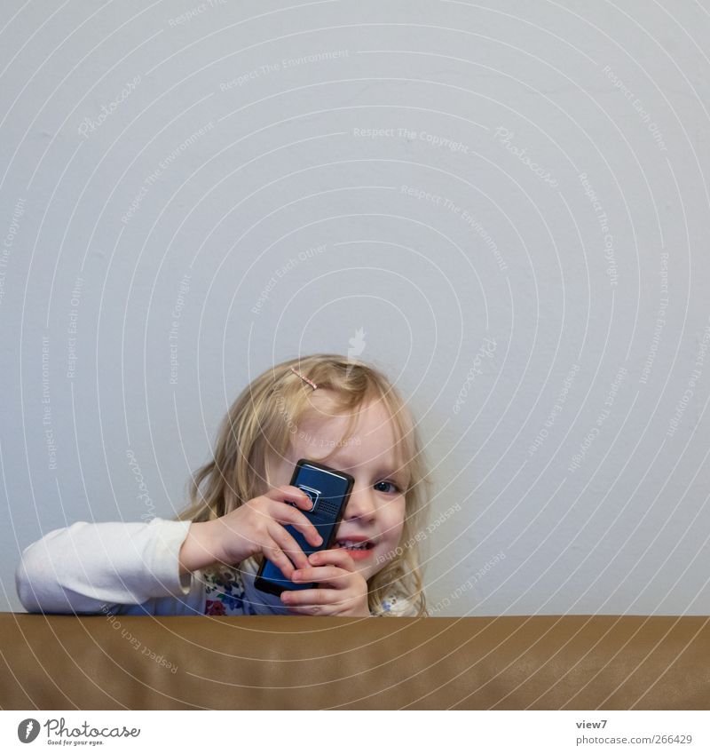 kuck ma! Innenarchitektur Raum Telefon Handy Fotokamera feminin Kind Kleinkind Mädchen 1 Mensch 3-8 Jahre Kindheit wählen berühren entdecken Kommunizieren