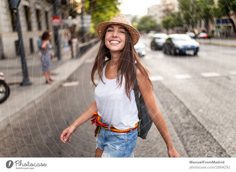 junge fröhliche Frau auf der Straße Lifestyle Glück schön Ferien & Urlaub & Reisen Tourismus Sommer Mensch Erwachsene Mode Hut Lächeln Stimmung Freude